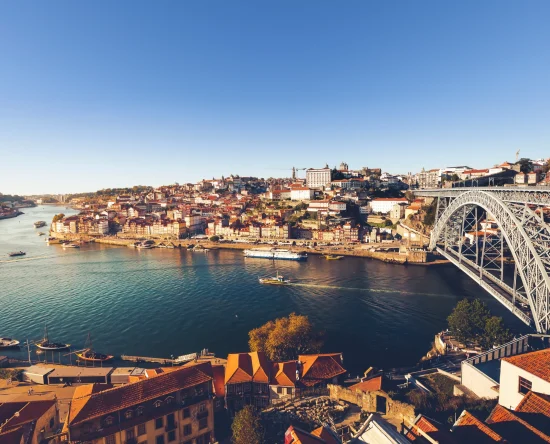 O Porto a menos de 60 Km2 com excelentes linhas rodoviárias e ferroviárias.